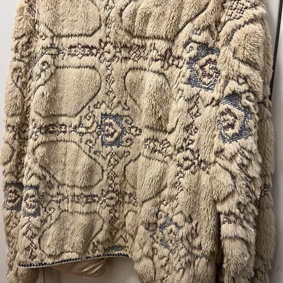 Cozy Beige Patterned Jacket - Picture 2 of 7